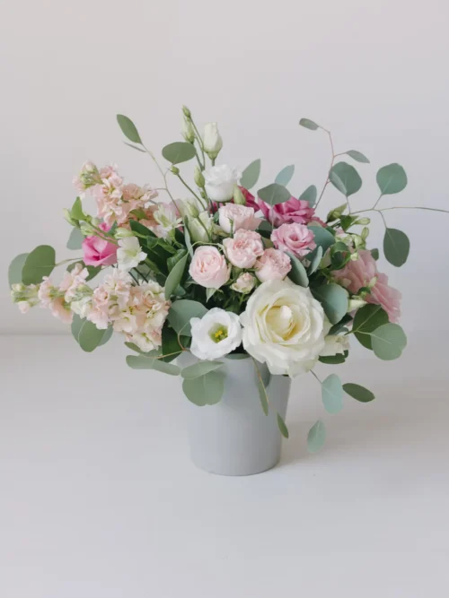 Aranjament cu eustoma, matthiola și trandafiri roz
