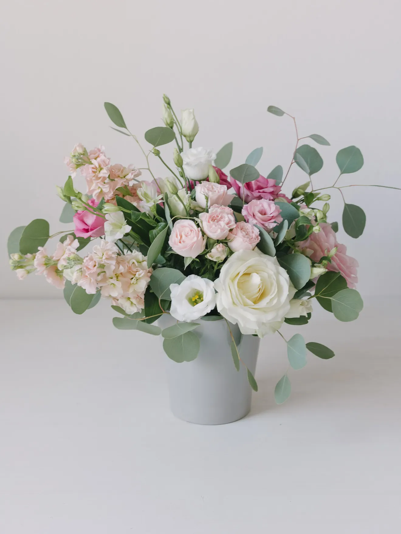 Aranjament cu eustoma, matthiola și trandafiri roz