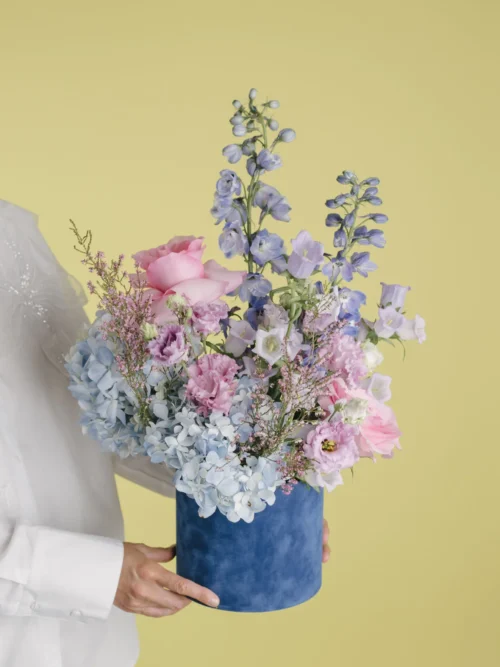 Aranjament cu hortensii, delphinium și eustoma