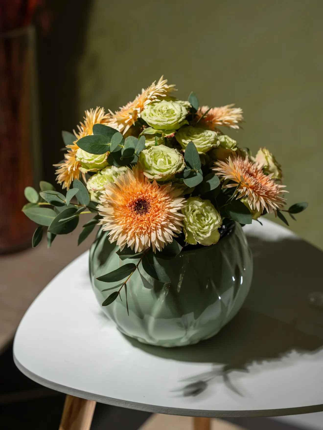 Aranjament în vas ceramic cu gerbera