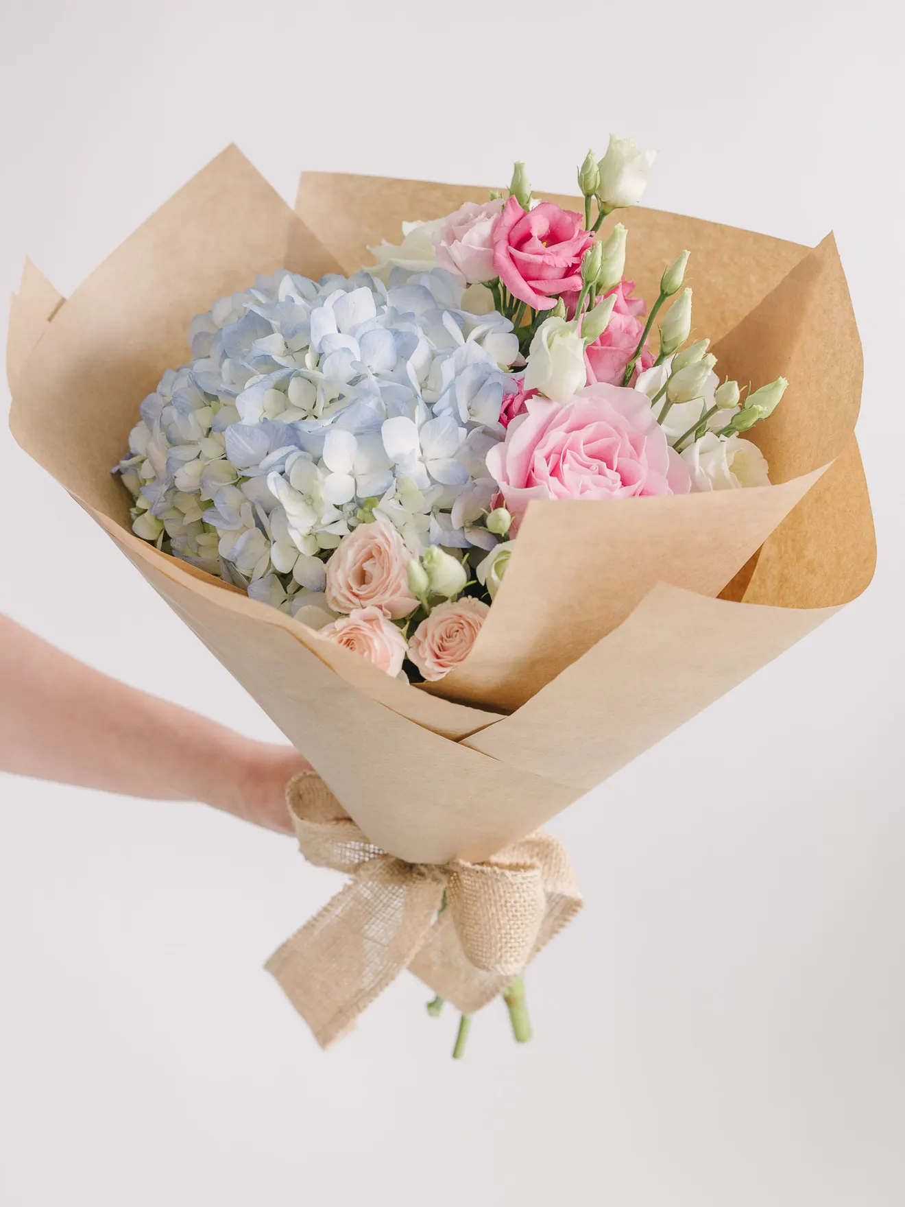 Buchet cu flori deschise în ambalaj kraft Buchet cu flori deschise în ambalaj kraft
