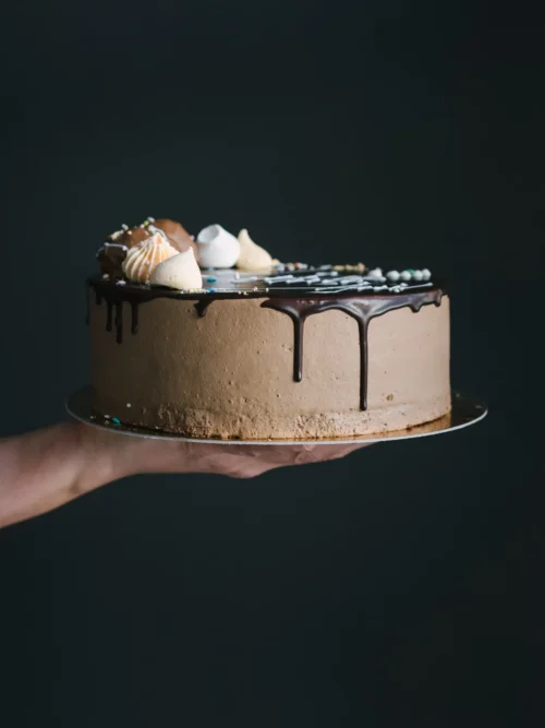 Tort cu cremă de ciocolată și meringue